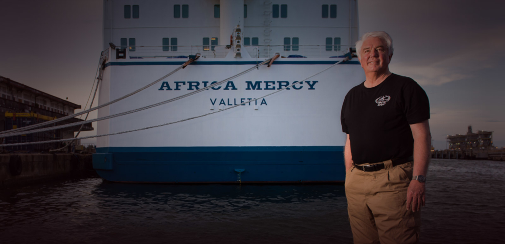 Don Stephens ontvangt eredoctoraat voor jarenlange dienst met mercyships ziekenhuisschip header