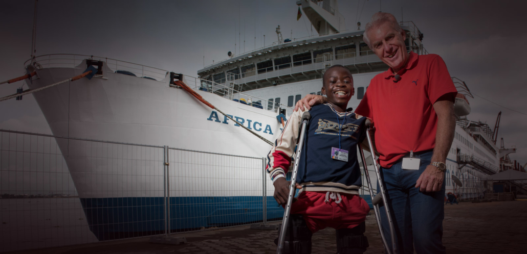 Hugo Broos Bondscoach Kameroen ontmoet Mercy Ships patient Ulrich