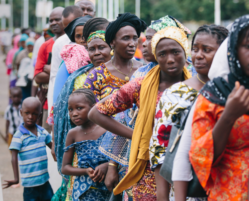 Screening-Guinee-vrouw-kijkt-in-lens