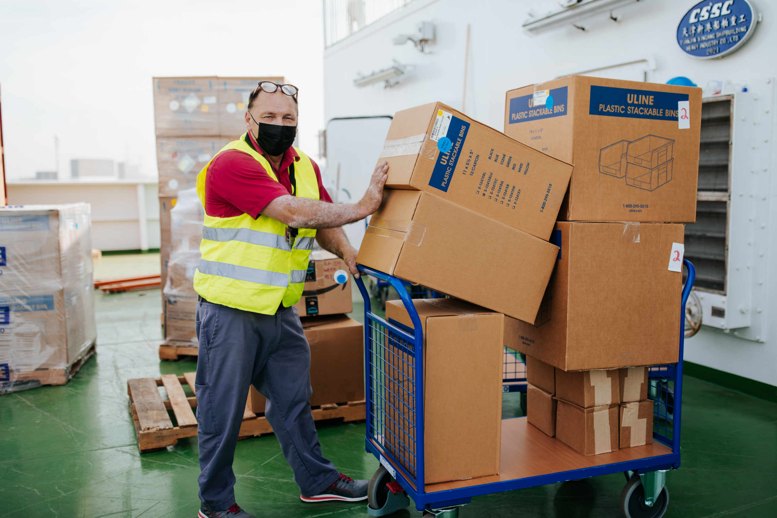 Andre Bloemen, Operations, unloading boxes from containers.