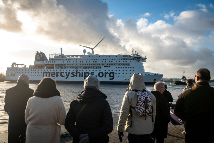 Foto's vertrek Global Mercy
