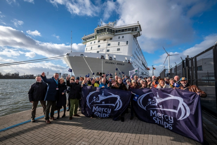 Foto's vertrek Global Mercy