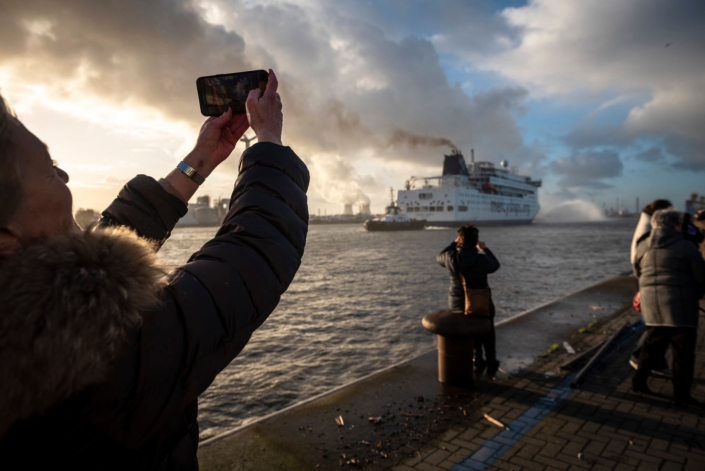 Foto's vertrek Global Mercy