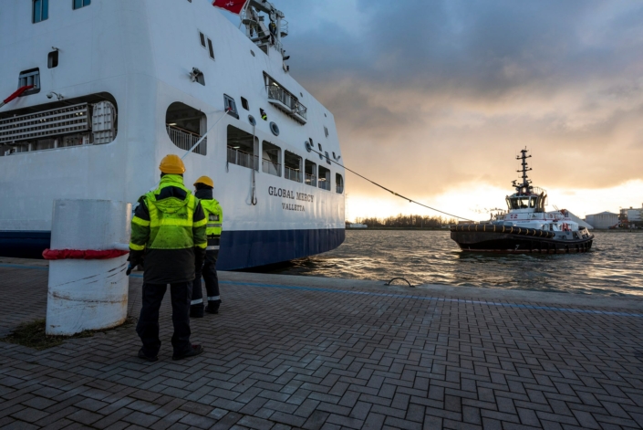 Foto's vertrek Global Mercy