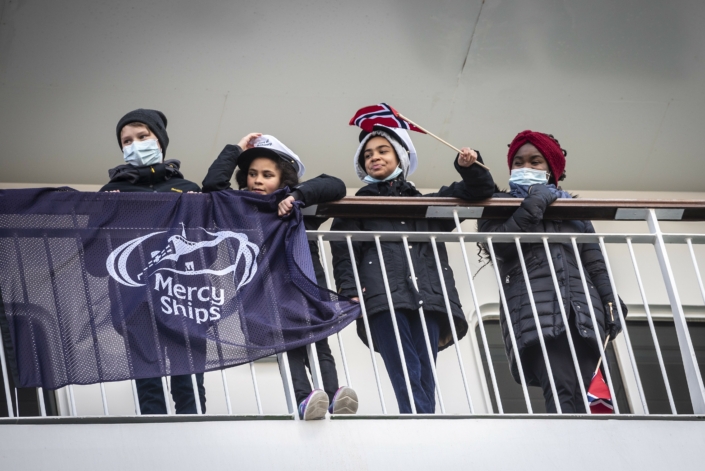 Foto's vertrek Global Mercy
