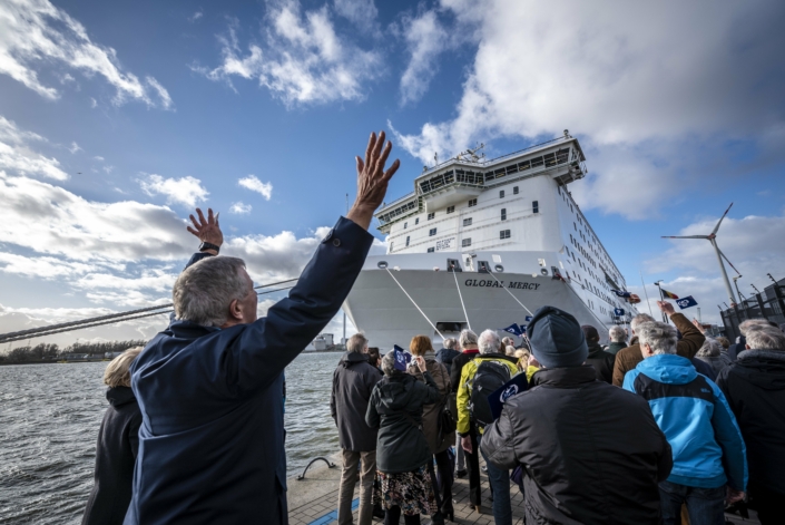 Foto's vertrek Global Mercy