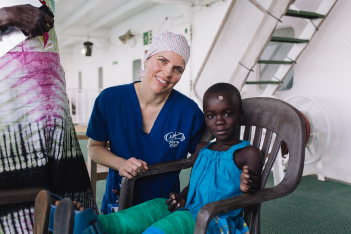 Decembercampagne van Mercy Ships vroeg aandacht voor veilige chirurgie in Afrika