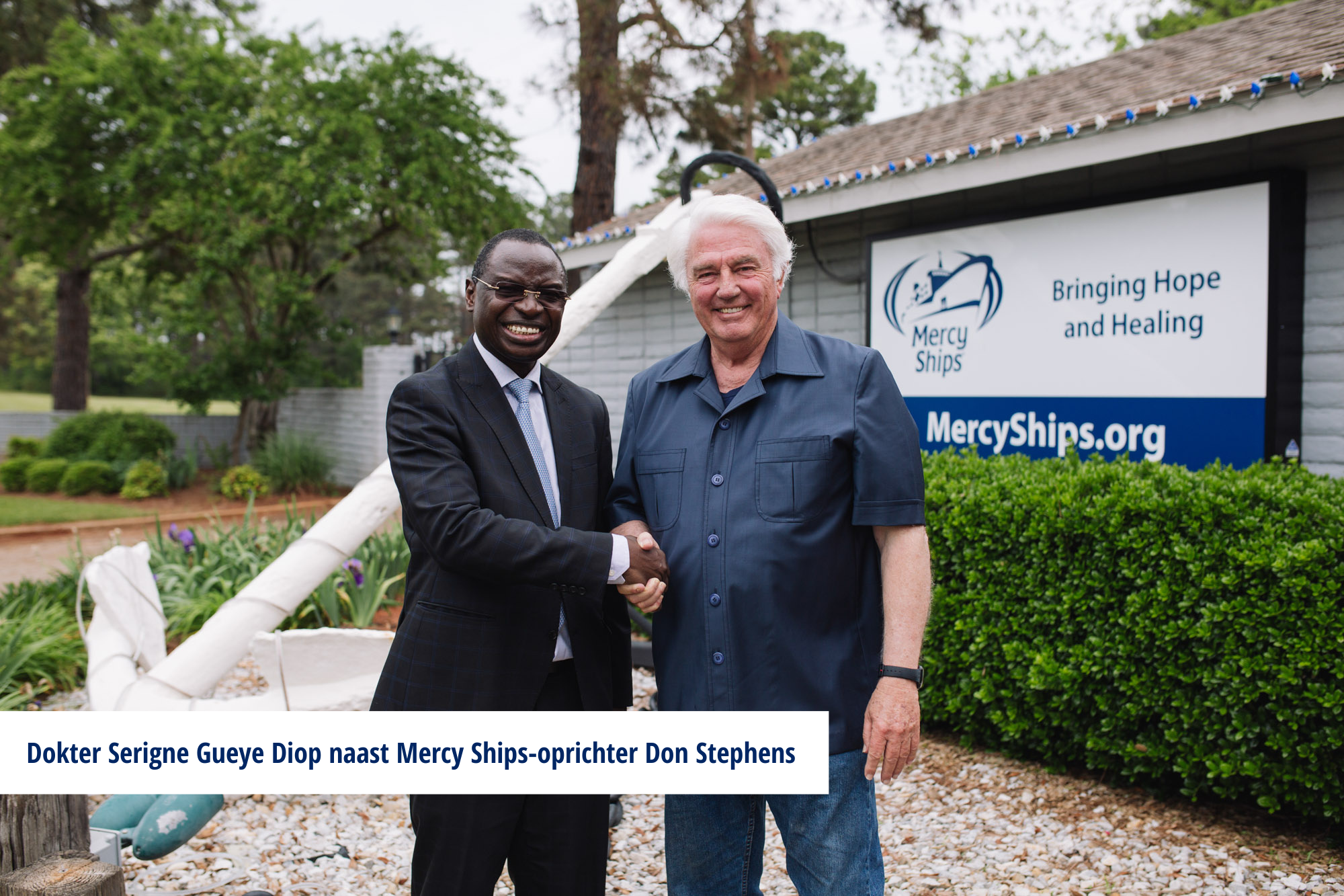Dokter Serigne Gueye Diop naast Mercy Ships-oprichter Don Stephens
