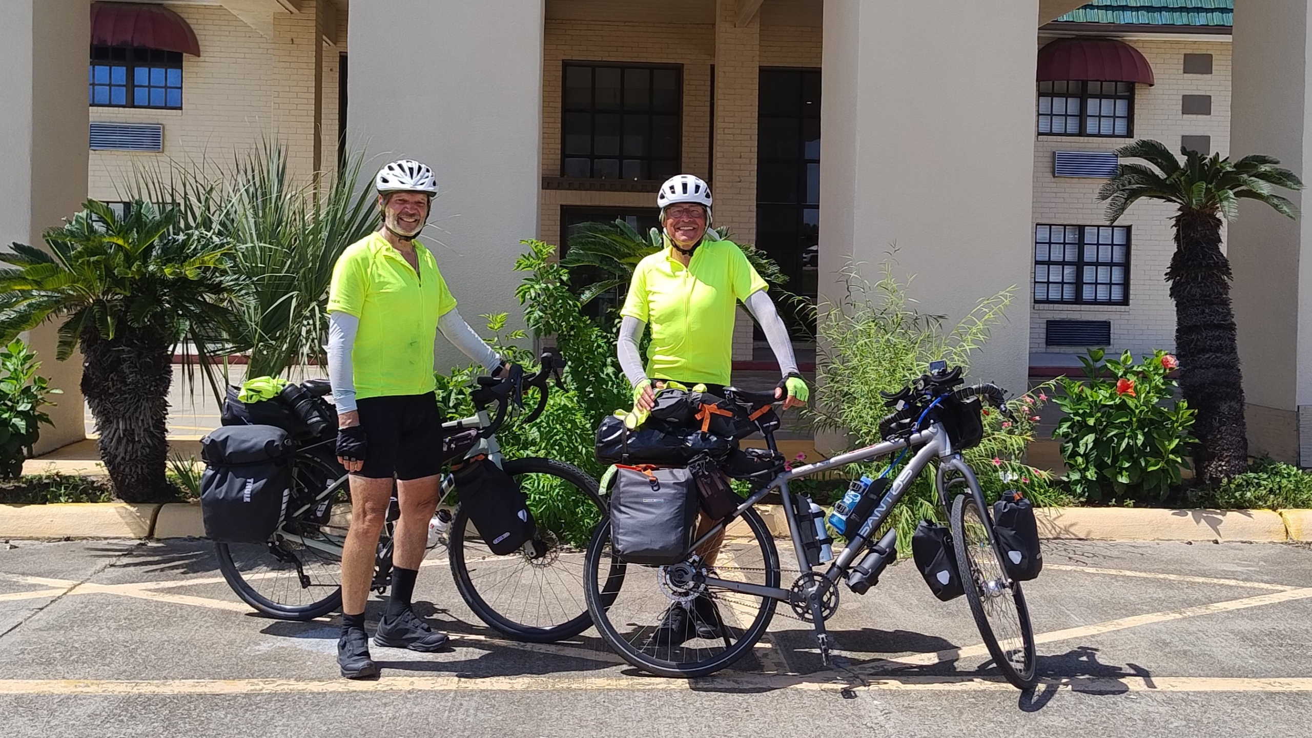 Tertius Venter en Dirk Huyghe tijdens hun fietstocht voor Mercy Ships.