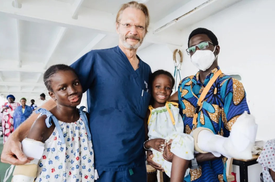 Dr. Tertius Venter – plastisch chirurg met z’n patiënten.