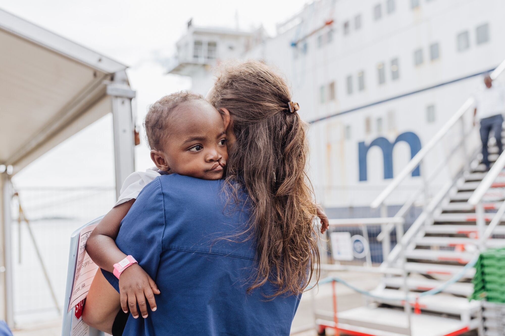 Armane samen met een vrijwilliger van Mercy Ships aan het ziekenhuisschip.