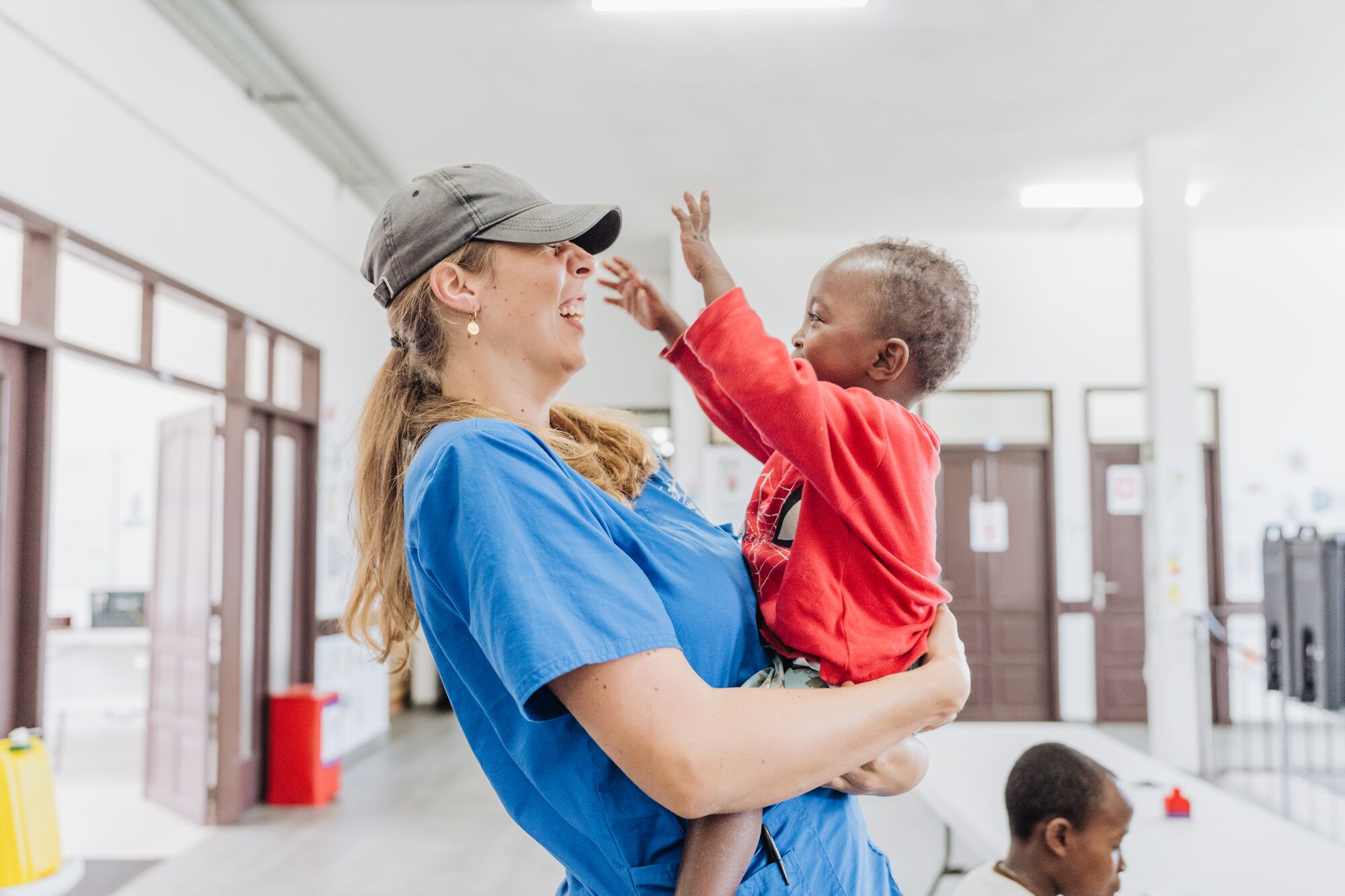 Armane is terug in het HOPE Center na zijn operatie aan boord.