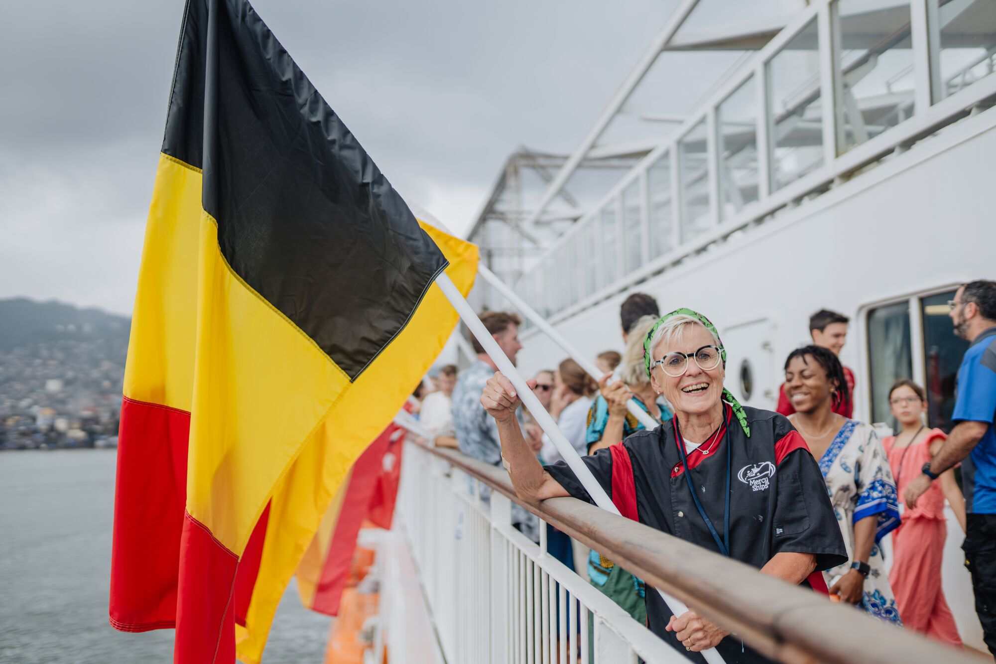 Annette Weikinn, lid van het housekeepingteam, tijdens de aankomst van de Global Mercy in Sierra Leone.