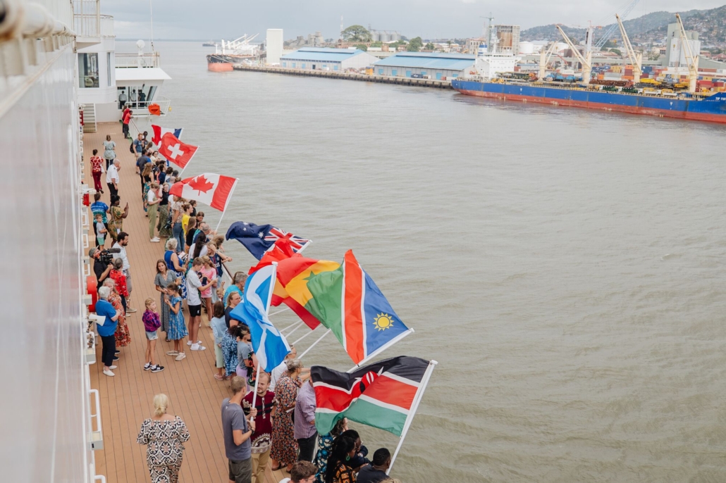 Bemanning tijdens de aankomst van de Global Mercy in Sierra Leone.