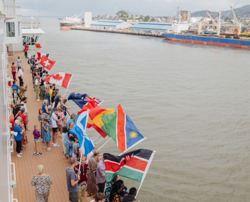 Bemanning tijdens de aankomst van de Global Mercy in Sierra Leone.