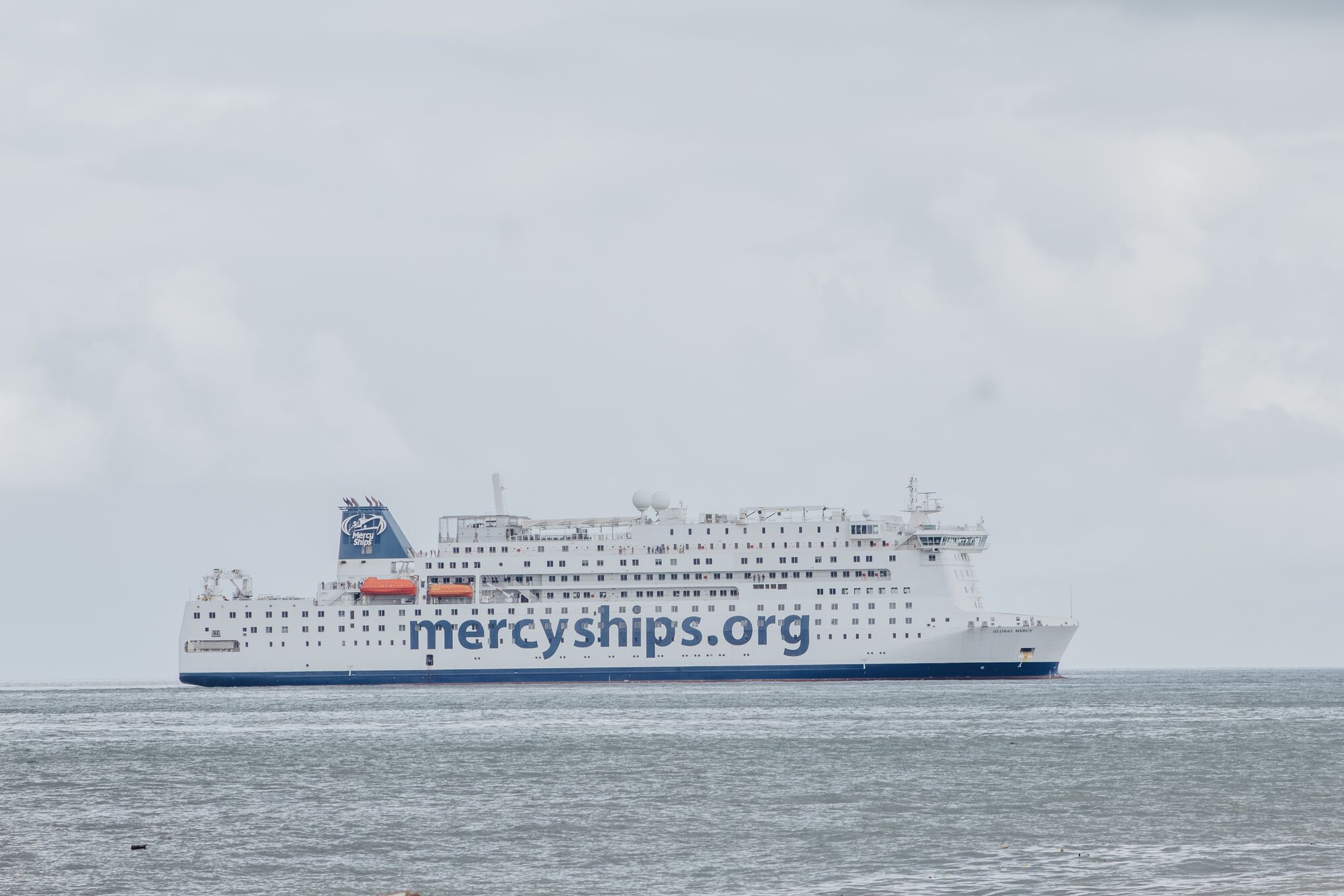 De aankomst van de Global Mercy in Sierra Leone.