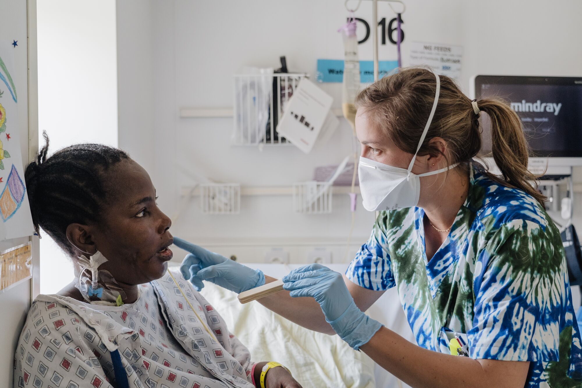 Katelijne Impens met een patiënt aan boord van Mercy Ships.