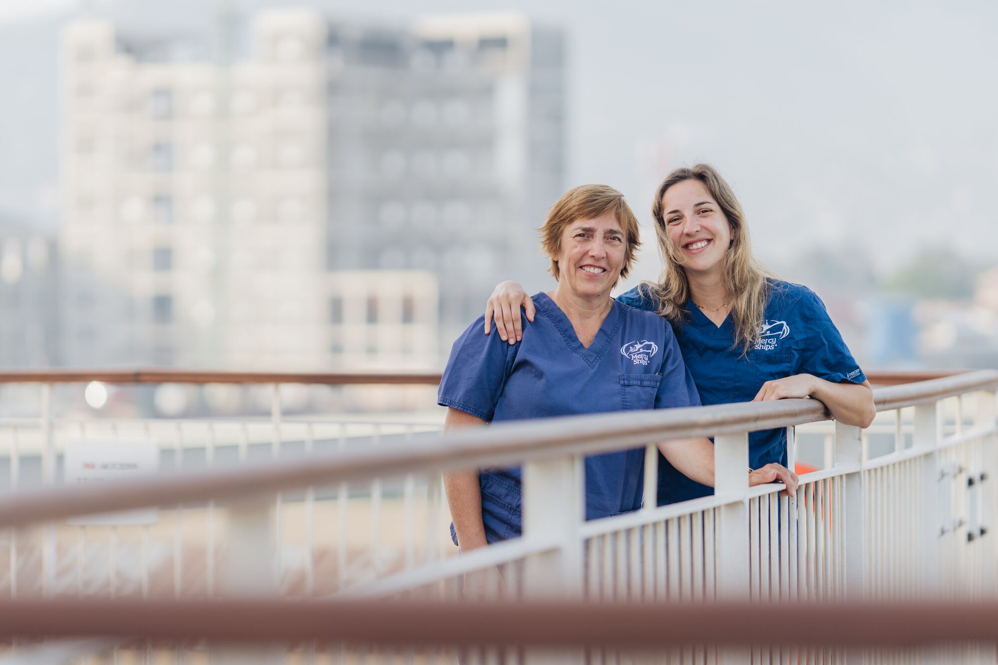 Katelijne Impens en haar mama Machteld Vandenbulcke gingen samen op missie met Mercy Ships.