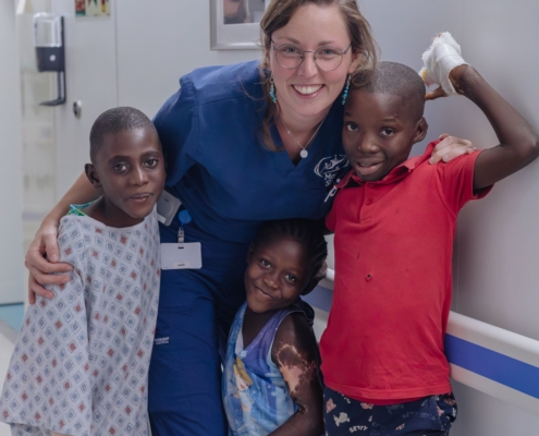 Verpleegkundige Jannietha met patiënten Musu en David