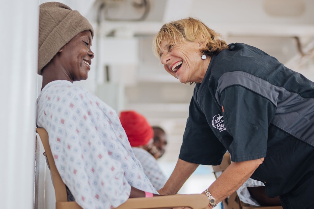 Anne-Marie met een patiënt.